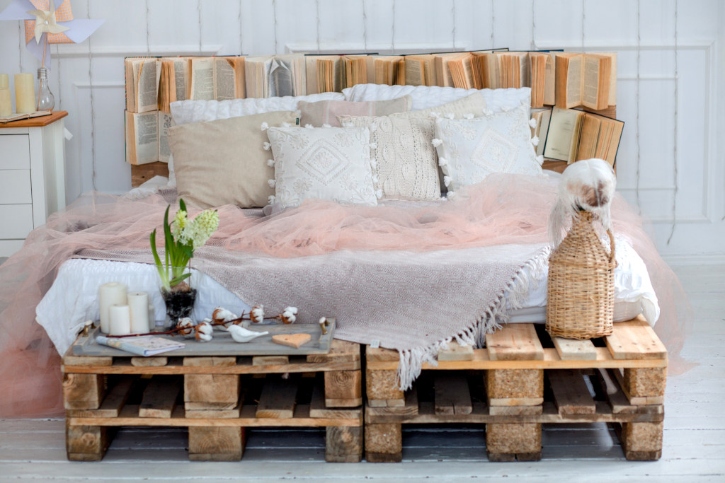 Design z recyklingu czyli dekoracja wnętrz przedmiotami pochodzącymi z recyclingu.