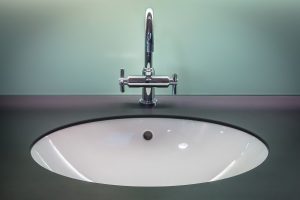 Baterię kuchenne i łazienkowe oszczędzające wodę – dlaczego warto je mieć?