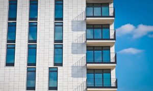 Dlaczego warto zainteresować się siatką zabezpieczającą na balkon?