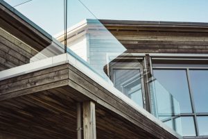 Elegancja i nowoczesność: Balustrady szklane w aranżacji wnętrz