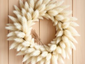 Wianek z traw pampasowych DIY: jak krok po kroku stworzyć trwałą i naturalną dekorację